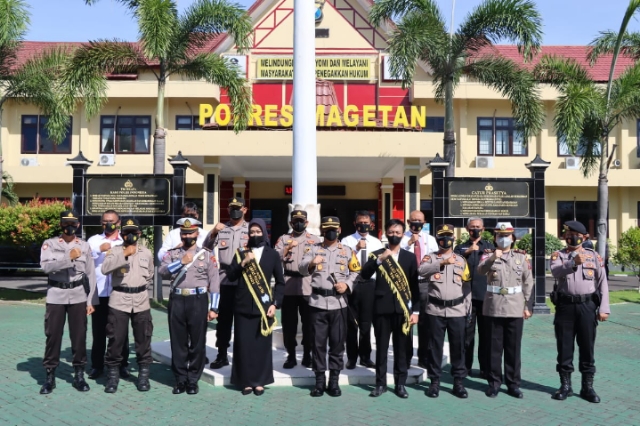 Kapolres Magetan Berikan Penghargaan Duta Lalu Lintas Dalam Meraih Juara I Lalu Lintas Tingkat Polda Jatim