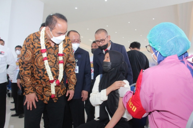 IKAWIGA Bersama Wamendes Melaksanakan Vaksin Masal di UWG