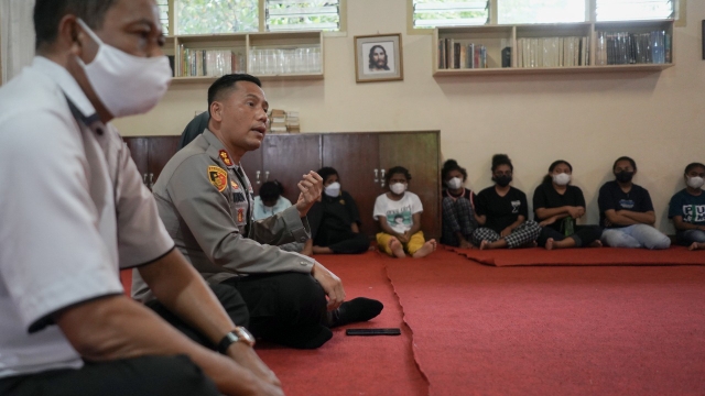 Kapolres Probolinggo Kota Berikan Motivasi dan Semangat Dalam Mengunjungi Puluhan Pelajar Asal Papua