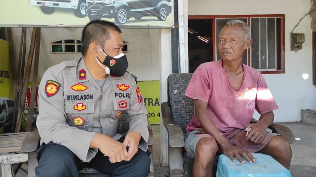 Belikan Becak Baru Untuk Ponijan Yang Menjadi Korban Pencurian Becak, Dilakukan Kapolsek Mojoroto Polres Kediri Kota