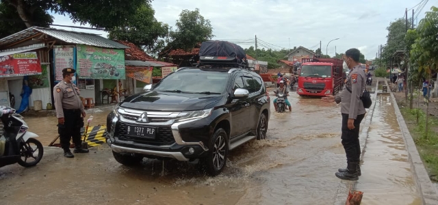 Hujan Deras Hingga Banjir Menggenang, Polres Bangkalan Terjunkan Personil Lengkap Urai Kemacetan
