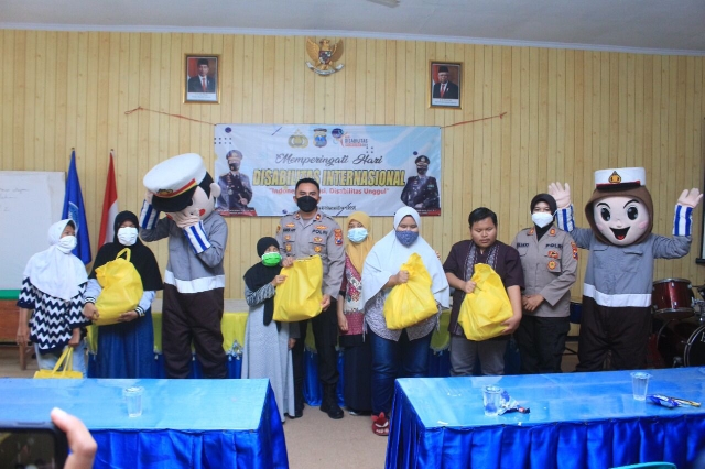 Hari Disabilitas International, Polres Jember Berikan Kejutan Kepada Siswa SLB Negeri Branjangan
