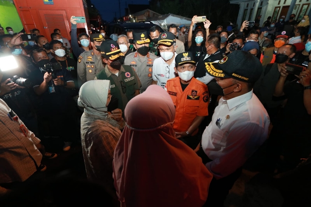 Polda Jatim Kerahkan Pasukan dari Berbagai Unsur Bantu Korban Erupsi Semeru