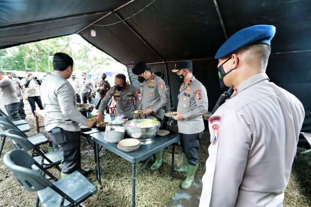 Cek Kesiapan Dapur Umum dan Posko Pengungsian yang Disediakan oleh Kabaharkam Polri
