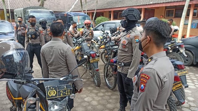 Antisipasi Penjarahan di Permukiman Warga Terdampak, Anggota Ditsamapta Polda Jatim Lakukan Patroli