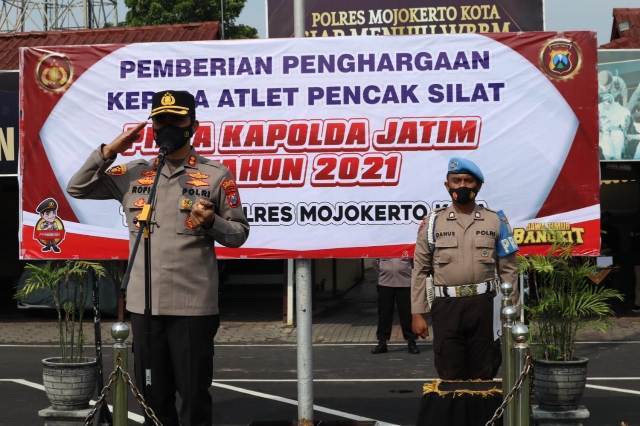 Kapolresta Mojokerto Beri Penghargaan Delapan Atlet Pencak Silat “Piala Kapolda Jatim”
