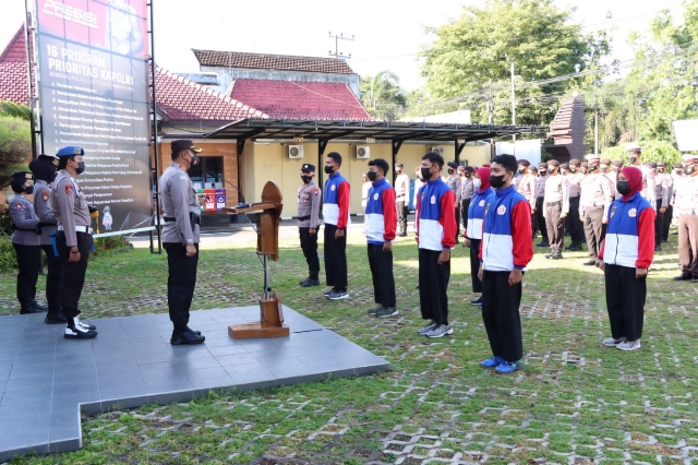 Kapolres Blitar Kota Beri Penghargaan Delapan Atlet Pencak Silat “Piala Kapolda Jatim”