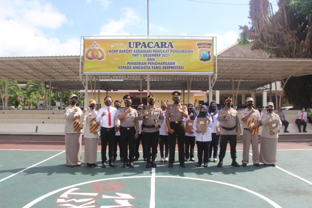 Tercatat Berprestasi, Puluhan Anggota Polres Bondowoso Mendapat Penghargaan