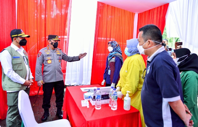 Kapolri Gelar Vaksinasi se-Indonesia, Minta Wilayah Berpacu Kejar Target 70 Persen