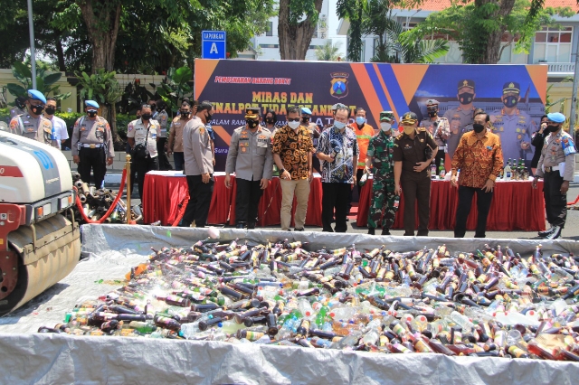 Polrestabes Surabaya Musnahkan Ribuan Botol Miras dan Knalpot Brong untuk Ciptakan Surabaya Aman Saat Nataru