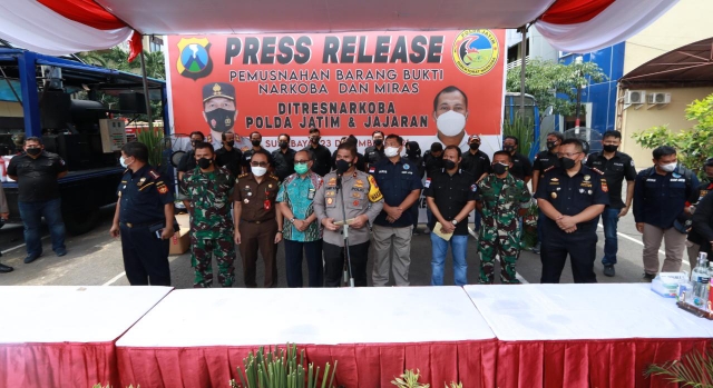 Polda Jatim Musnahkan Ribuan Narkoba dan Miras Menjelang Natal dan Tahun Baru