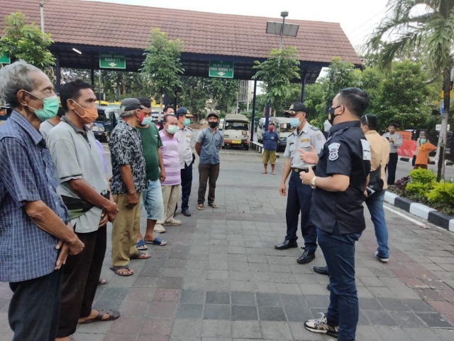 Satresnarkoba Polrestabes Surabaya Lakukan Tes Urine Terhadap Sopir Bus Dan Angkot Terminal Bratang