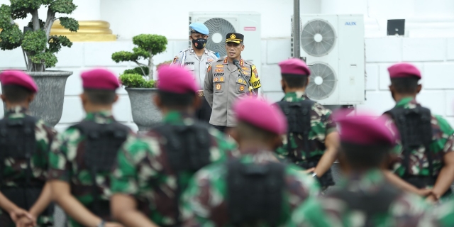 Polrestabes Surabaya Terjunkan Personil Brimob dan Marinir Dalam Menciptakan Kamtibmas Yang Kondusif pada Puncak Perayaan Natal