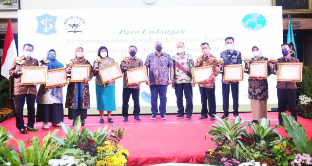 9 Sekolah di Surabaya Dapat Penghargaan Adiwiyata Mandiri dari KLHK