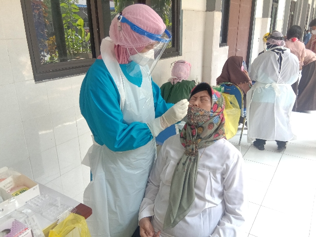 Tes Swab Rapid Antigen Untuk Guru dan Siswa di SMPN 3 Sidoarjo