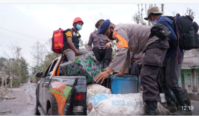 Personil Satbrimob Jatim Bantu Evakuasi Korban Erupsi Gunung Semeru