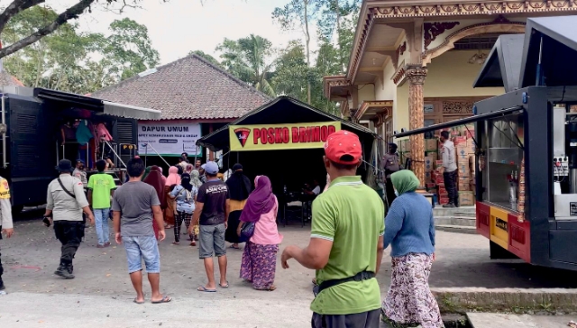 Ringankan Beban Korban Erupsi Semeru, Brimob Jatim Turunkan Mobil Dapur Lapangan dan Mobil Water Treatment