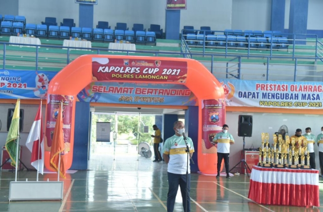 Pimpin Upacara Pembukaan Turnamen Bulu Tangkis Dan Bola Voli, Kapolres Lamongan : Junjung Tinggi Sportivitas