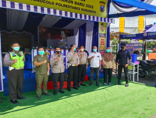 Polsek Wonocolo Melaksanakan Kegiatan Gebyar Vaksinasi Dilakukan di Pos Pam Plaza Marina