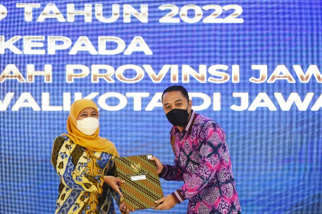 Gubernur Khofifah Serahkan DIPA dan TKDD Tahun 2022