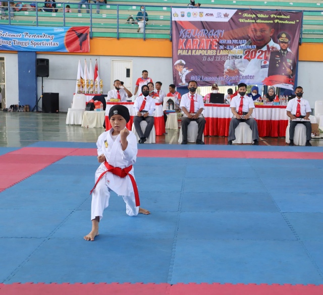 Divani Cantik Karateka MI Murni Raih Dua Emas Piala Kapolres Lamongan 2021