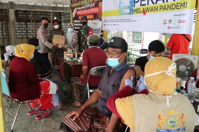 Baksos Sehat Ala Kadin – Forkopimcam Manyar,  Datang Divaksin Gratis Pulang Dapat Paket Sembako