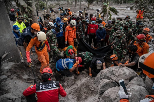 Gubernur Khofifah Puji Kinerja Relawan Semeru