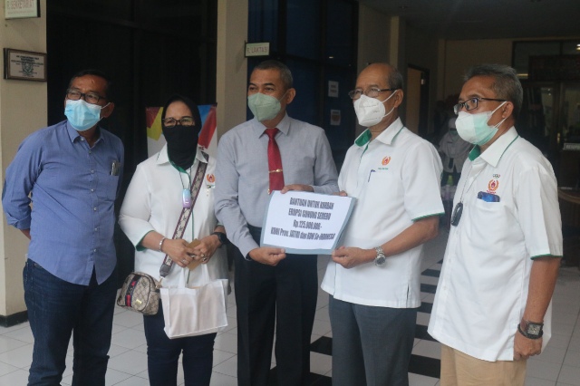 KONI Jatim Serahkan Bantuan Rp 125 Juta untuk Korban Erupsi Semeru