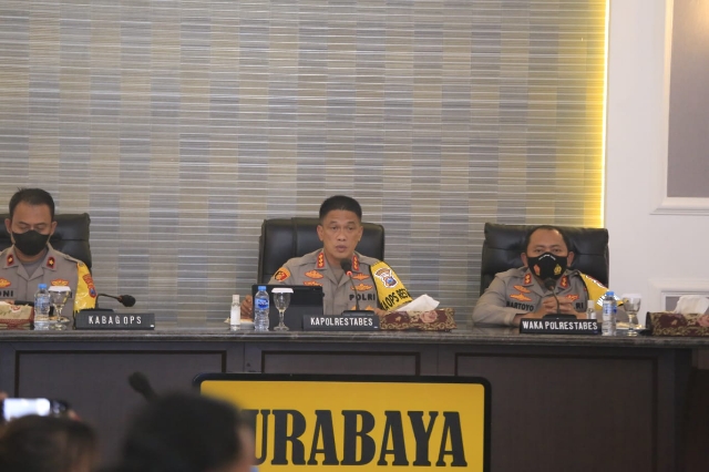 Polrestabes Surabaya Menggelar Konferensi Pers Akhir Tahun 2021: Kasus Kriminal Mendominasi, Pelanggar Lalu Lintas Berkurang