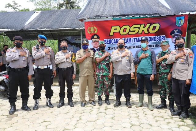 Korban Bencana Banjir dan Tanah Longsor Di Desa Blimbing Mojo Ditinjau Kapolres Kediri Kota