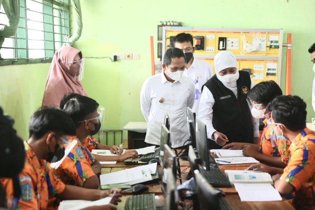 Tinjau PTM di Lumajang, Gubernur Khofifah Minta Prokes Diperketat