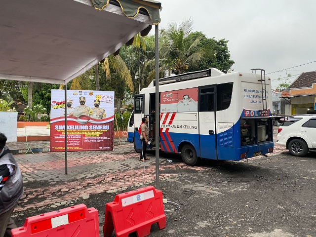 Korban Erupsi Semeru Dapat Pelayanan Perpanjangan SIM Gratis dan Vaksinasi