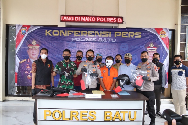 Satreskrim Polres Batu Bekuk Pelaku Pembawa Senpi Rakitan