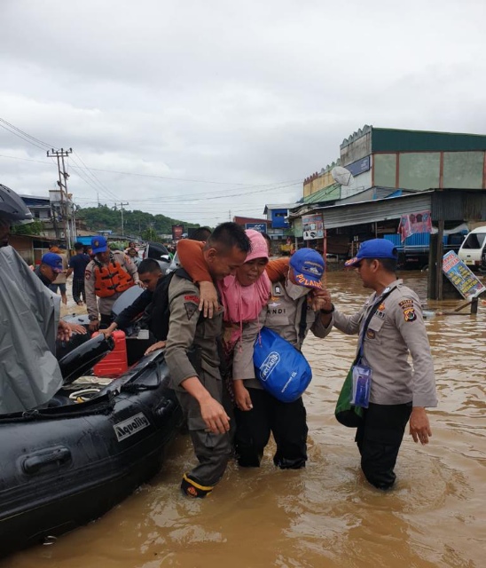 Personel Gabungan Bantu Evakuasi Korban Banjir dan Tanah longsor