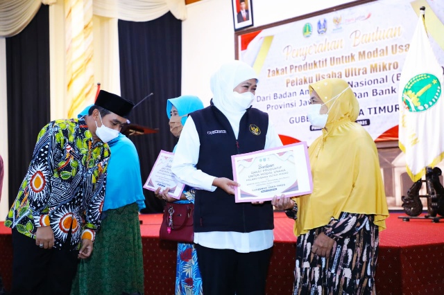 Khofifah Bagikan Zakat Produktif untuk PKL Ultra Mikro di Pasuruan