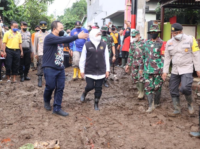 Gubernur Khofifah Gerak Cepat Tinjau Banjir Bandang Jember