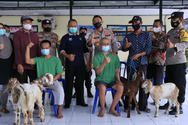 Kapolres Madiun Beri Sepasang Kambing Kepada ODGJ yang Dinyatakan Sembuh