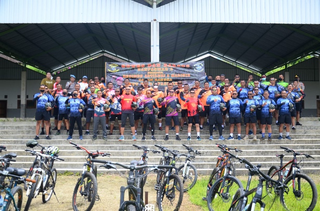 Komandan Pasmar 2 Laksanakan Gowes Bersama dan Baksos
