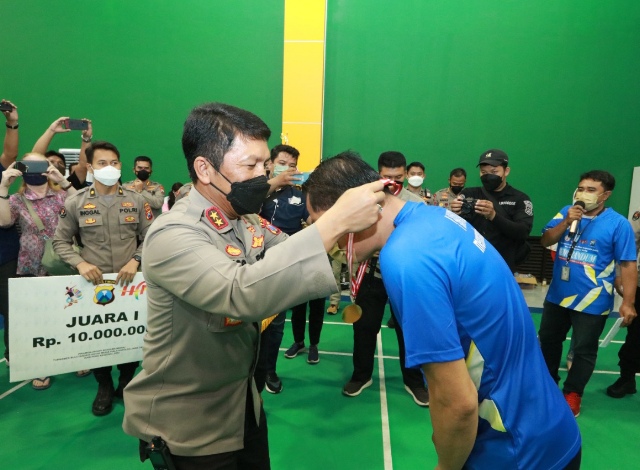 Kapolda Jatim Tutup Turnamen Bulu Tangkis Antar Media Piala Kapolda