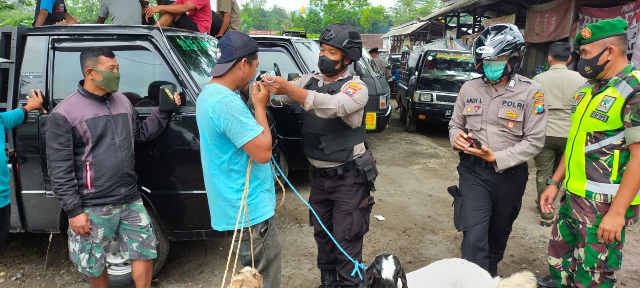 Tim Pamor Keris Bagikan Masker Gratis di Pasar Hewan