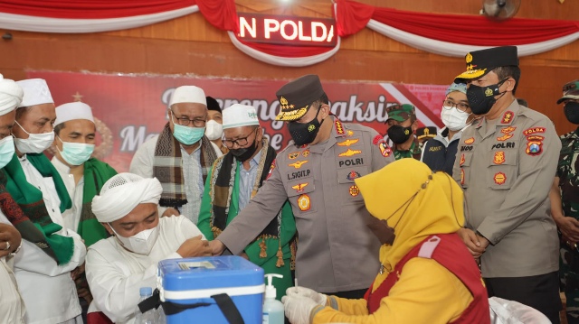 Kapolri: Jadi Penyemangat Kita Semua, Tokoh Agama Ikut Vaksinasi