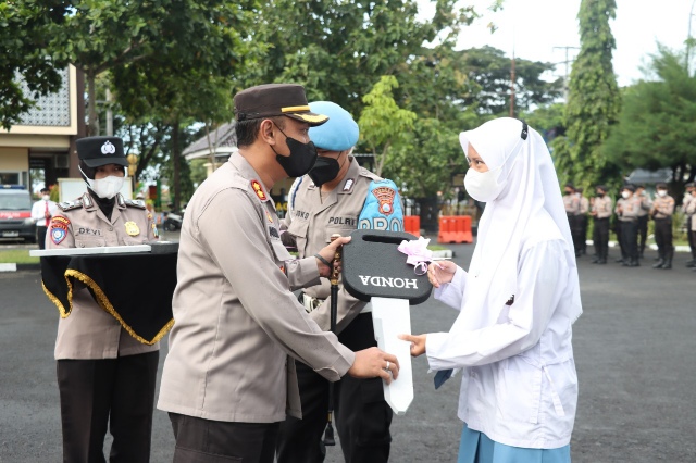 AKBP Arman Serahkan Hadiah Undian Doorprize Vaksinasi Serentak
