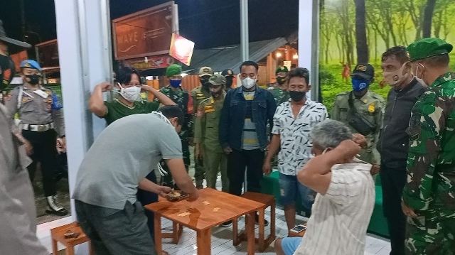 Pamor Keris Polres Pamekasan Operasi Prokes di Cafe dan Pertokoan