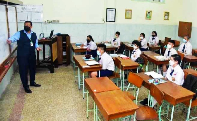 Pemkot Surabaya Kembali Terapkan PTM 25 Persen dengan Prokes Ketat