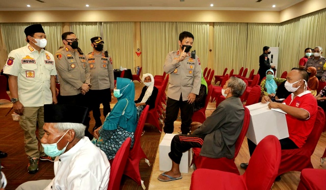 Genjot Vaksinasi di Jatim, Kapolda Jatim Cek Pelaksanaan Vaksinasi