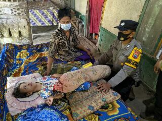 Polsek Besuki Berikan Bantuan, dalam Peduli Penderitaan Gizi Buruk