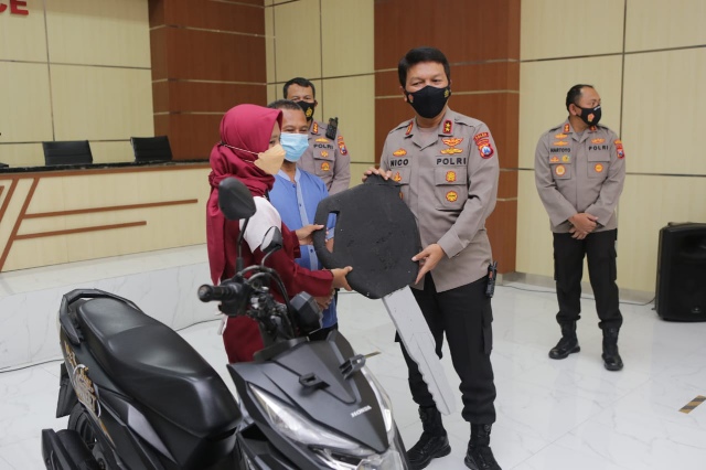 Kapolda Jatim Kembalikan Motor Milik Korban Pencurian