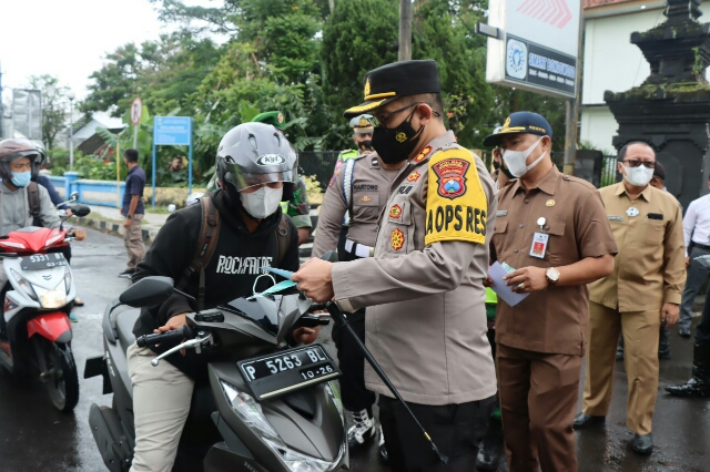 Kapolres Bondowoso Turun Jalan bag-bagi Masker Dalam Mengingatkan Prokes dan Patuh Aturan Lalulintas