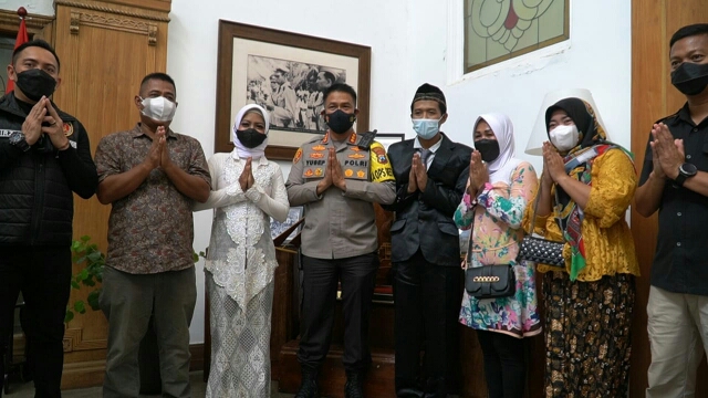 Seorang Tahanan di Surabaya Menikahi Pujaan Hatinya dan Jeruji Besi Bukan Penghalang Baginya