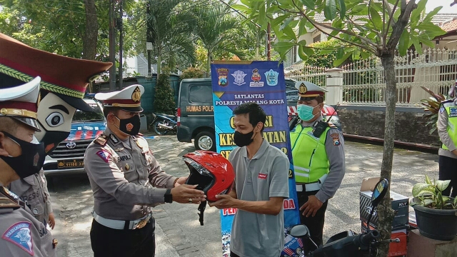 Polresta Malang Kota Gelar Operasi Keselamatan Semeru 2022 dengan Helm Gratisnya
